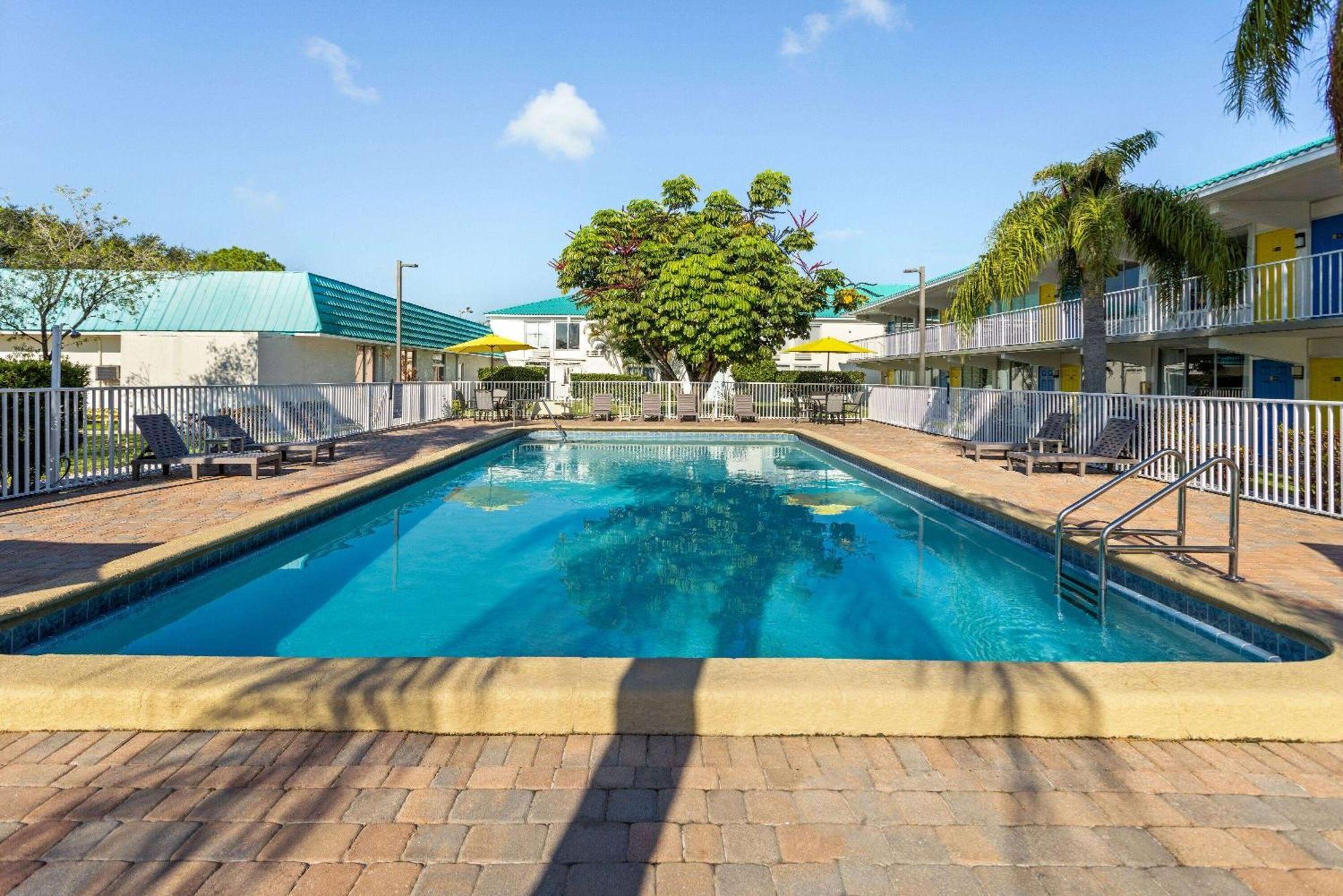 Days Inn By Wyndham Fort Pierce Midtown Экстерьер фото