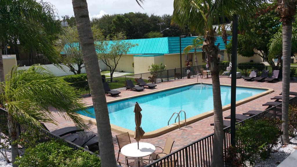 Days Inn By Wyndham Fort Pierce Midtown Экстерьер фото